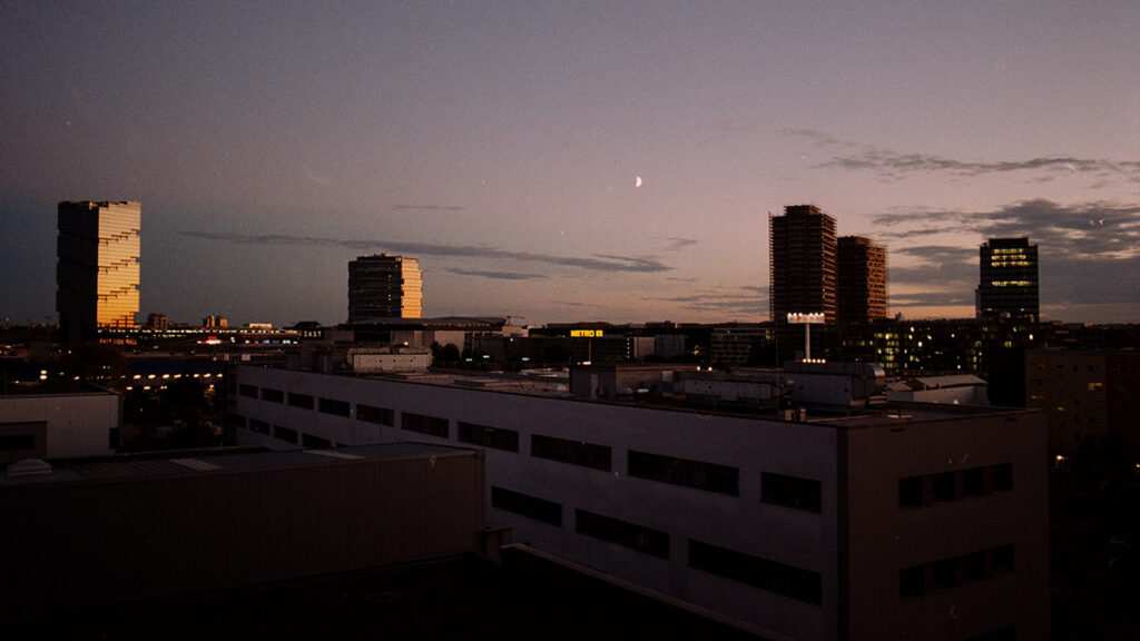 Blick aus dem Atelier am Abend über die Stadt Berlin und seine Baustellen. Mondschein